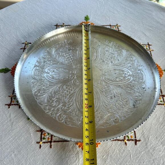 Vintage 1950s Pressed Aluminum Round Serving Tray with scalloped Edge - Picture 3 of 11